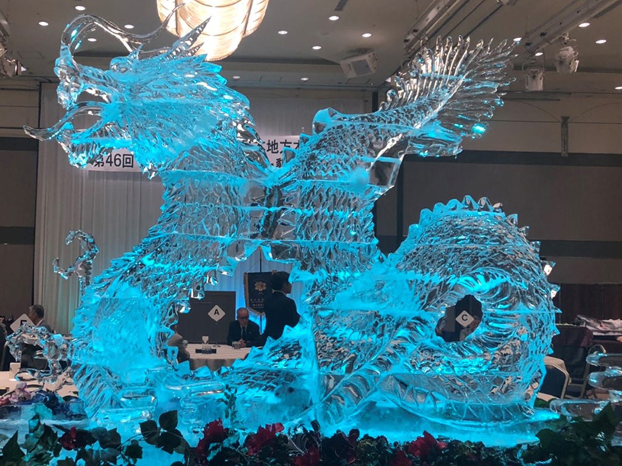 パーティーシーンを華やかに彩る氷のアート氷の彫刻 〈Ice Carving〉